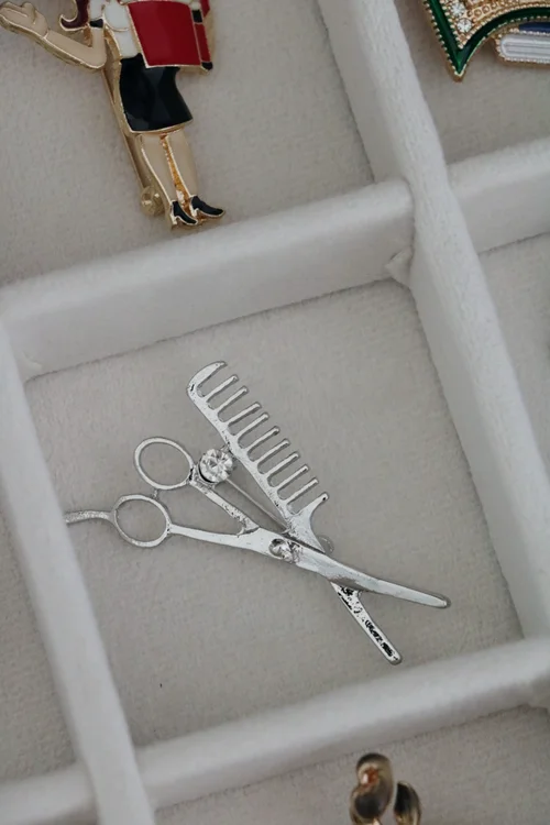 سنجاق سینه آرایشگری