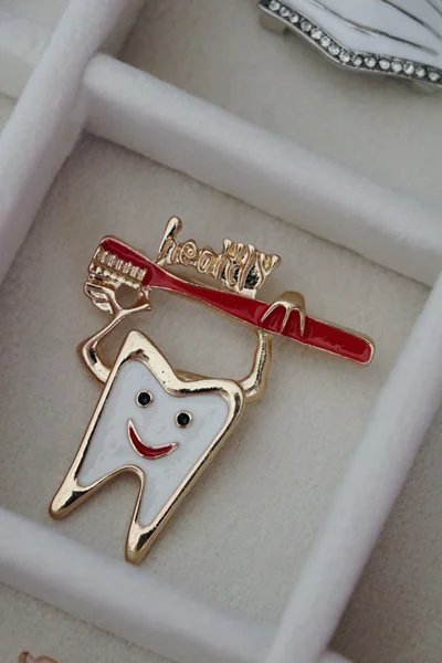 سنجاق سینه دندان