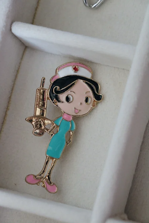 سنجاق سینه آمپول زن