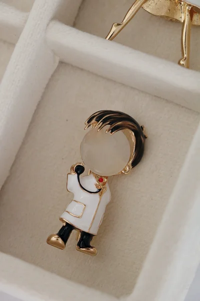 سنجاق سینه پزشکی