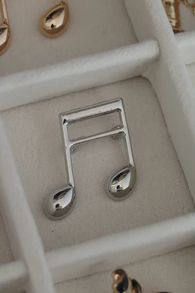 سنجاق سینه نت موسیقی