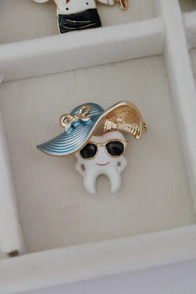 سنجاق سینه دندان کلاه دار