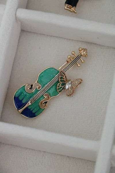 سنجاق سینه ویولن