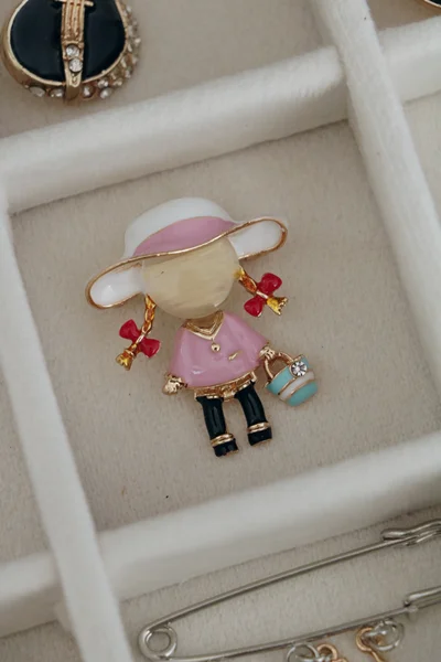 سنجاق سینه دختر