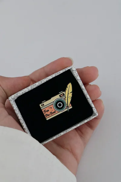 سنجاق سینه دورببن عکاسی